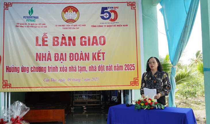 Bà Nguyễn Thúy Hằng - Phó Chủ tịch Ủy ban MTTQ Việt Nam TP Cần Thơ phát biểu tại buổi lễ 4.jpg
