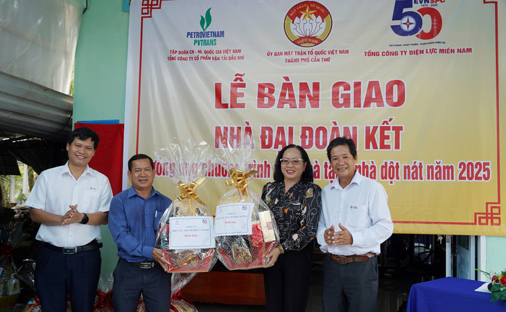 Công ty Điện lực TP Cần Thơ tặng quà lưu niệm cho Uỷ ban MTTQ thành phố Cần Thơ và xã Đông Thuận 5.jpg
