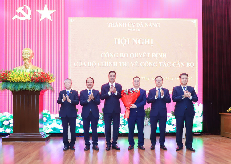 Thường trực Thành ủy Đà Nẵng tặng hoa chúc mừng đồng chí Nguyễn Mạnh Hùng, tân Phó Bí thư Thành ủy Đà Nẵng nhiệm kỳ 2025 - 2030.