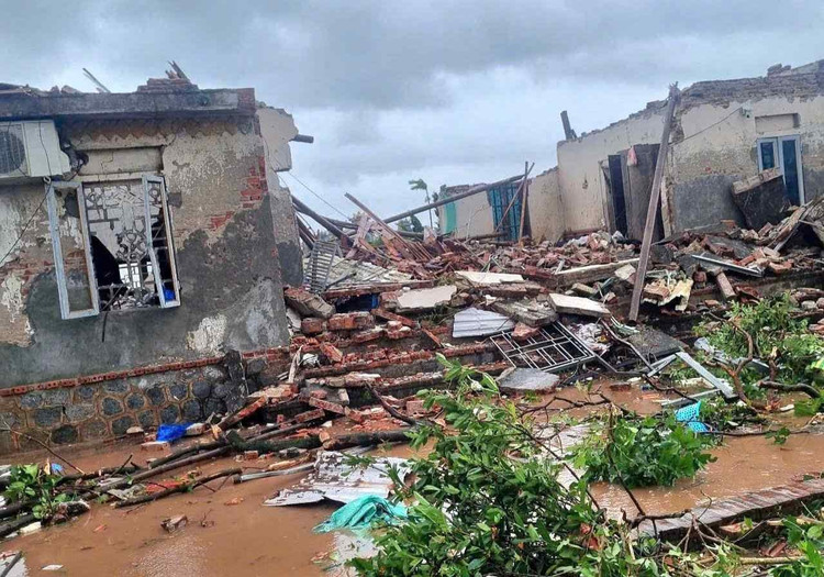 Nhiều nhà dân tại Ninh Bình bị tốc mái, sập đổ