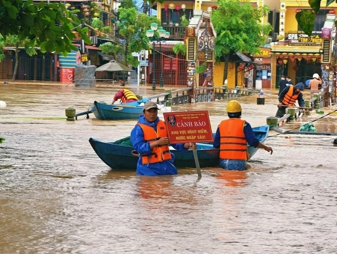 Phố cổ Hội An ngập lũ, sáng 27/10/2025.
