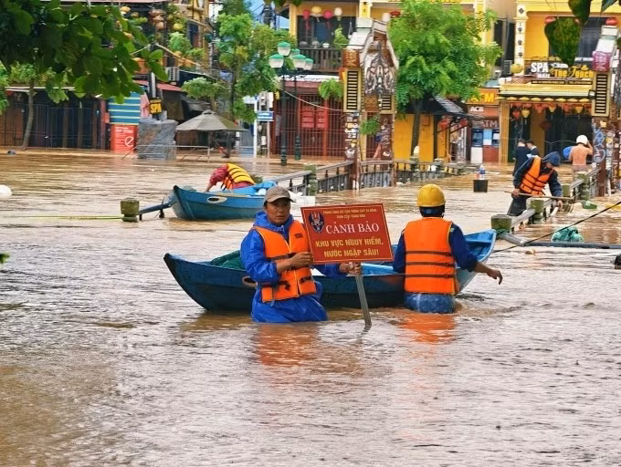 Phố cổ Hội An ngập lũ, sáng 27/10/2025.