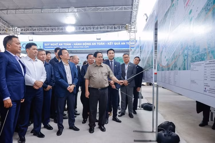 Thủ tướng nghe báo cáo về thi công dự án Cảng hàng không quốc tế Gia Bình (nhà ga VIP) - Ảnh: VGP/Nhật Bắc.