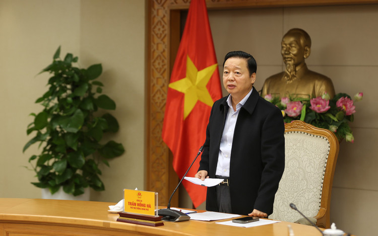 Phó Thủ tướng Trần Hồng Hà đề nghị phải dự báo "với yêu cầu cao hơn", cung cấp thông tin "dày đặc hơn" cho từng giai đoạn: Trên biển, ven biển, khi bão đổ bộ, hoàn lưu vào đất liền và các hiện tượng mưa, lũ, lốc, sét sau bão - Ảnh: VGP/MInh Khôi