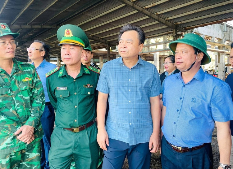 Thứ trưởng Nguyễn Hoàng Hiệp (áo kẻ xanh đứng giữa) cùng lãnh đạo tỉnh Gia Lai kiểm tra tàu thuyền tại cảng Quy Nhơn chiều 5/11 - Ảnh: Tuấn Anh.