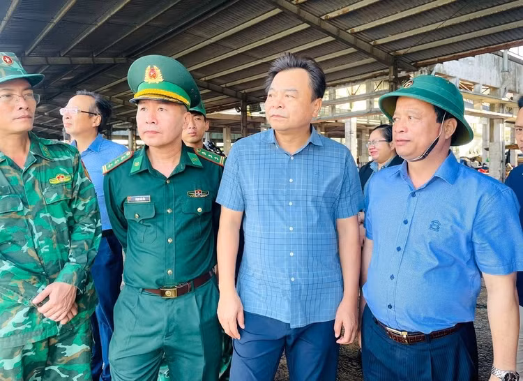 Thứ trưởng Nguyễn Hoàng Hiệp (áo kẻ xanh đứng giữa) cùng lãnh đạo tỉnh Gia Lai kiểm tra tàu thuyền tại cảng Quy Nhơn chiều 5/11 - Ảnh: Tuấn Anh.