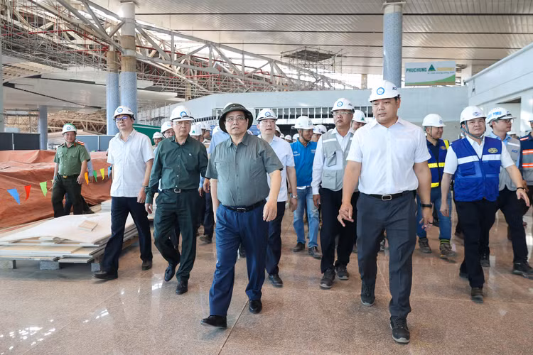 Thủ tướng Chính phủ Phạm Minh Chính kiểm tra tình hình, tiến độ xây dựng Cảng hàng không quốc tế Long Thành, tỉnh Đồng Nai - Ảnh: VGP/Nhật Bắc