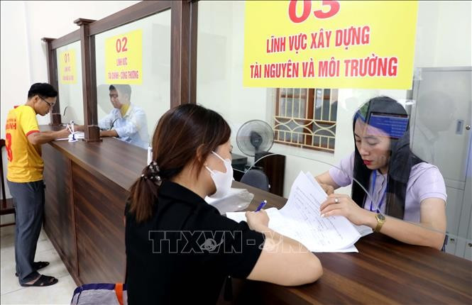 Các thủ tục hành chính tại Trung tâm phục vụ hành chính công phường Thái Bình được thực hiện nhanh chóng, hiệu quả, chính xác, mang lại sự thuận tiện cho người dân - Ảnh: TTXVN