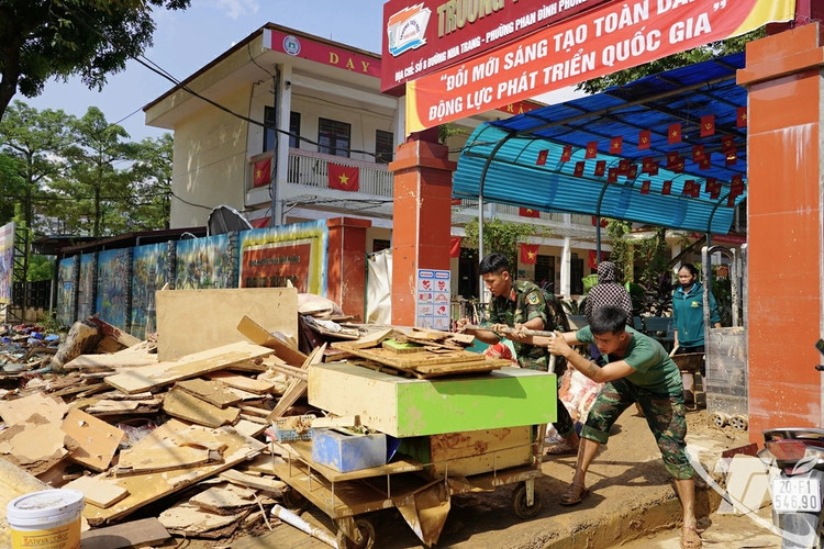 Trường Tiểu học Trưng Vương (tỉnh Thái Nguyên) ngổn ngang sau mưa lũ.