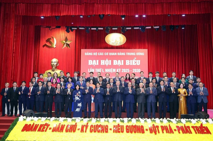 Tổng Bí thư Tô Lâm, các đồng chí lãnh đạo, nguyên lãnh đạo Đảng, Nhà nước và các đại biểu dự Đại hội Đảng bộ các cơ quan Đảng Trung ương lần thứ I, nhiệm kỳ 2025-2030 (24/9/2025) - Ảnh: TTXVN