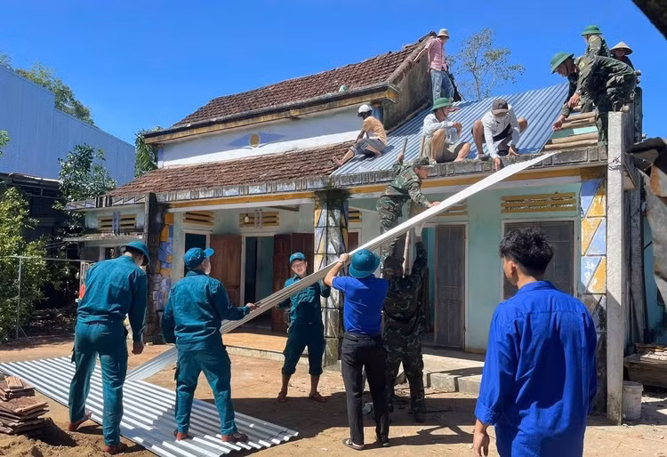 Lực lượng xung kích xã Tây Hồ (Đà Nẵng) giúp dân sửa chữa nhà bị tốc mái.