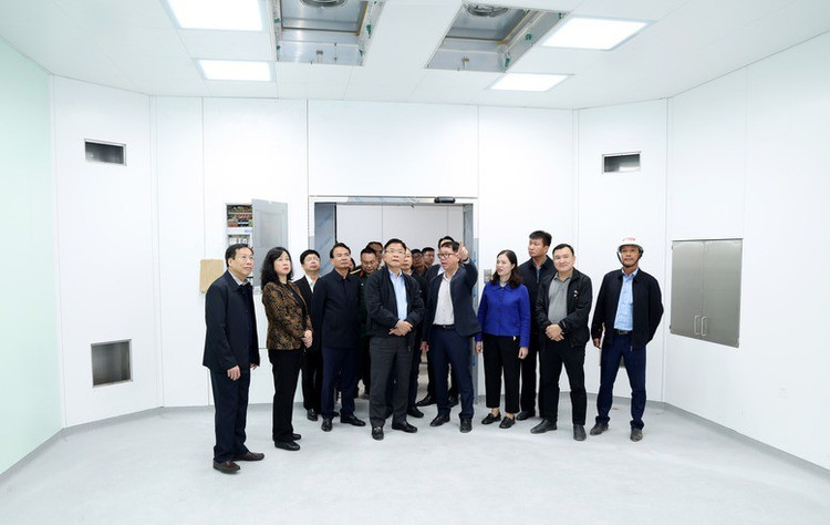 Phó Thủ tướng Lê Thành Long thị sát phòng mổ tại Bệnh viện Hữu nghị Việt Đức cơ sở 2 - Ảnh: VGP/Đức Tuân
