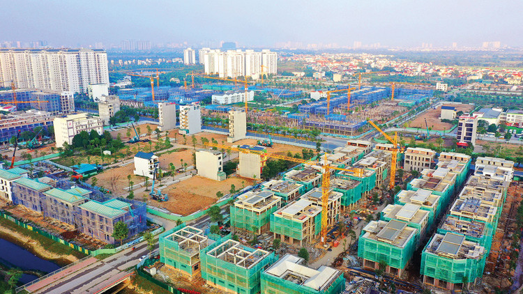 Bộ Xây dựng đề xuất rút ngắn thời gian cấp phép xuống còn 10 ngày làm việc đối với trường hợp cấp giấy phép xây dựng công trình, 7 ngày làm việc đối với nhà ở riêng lẻ (giảm 50% so với quy định cũ). Ảnh: Lê Tiên