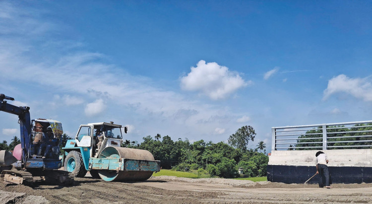 Thi công nền Dự án thành phần IIb tuyến ven biển Dung Quất - Sa Huỳnh. Ảnh: Hà Minh