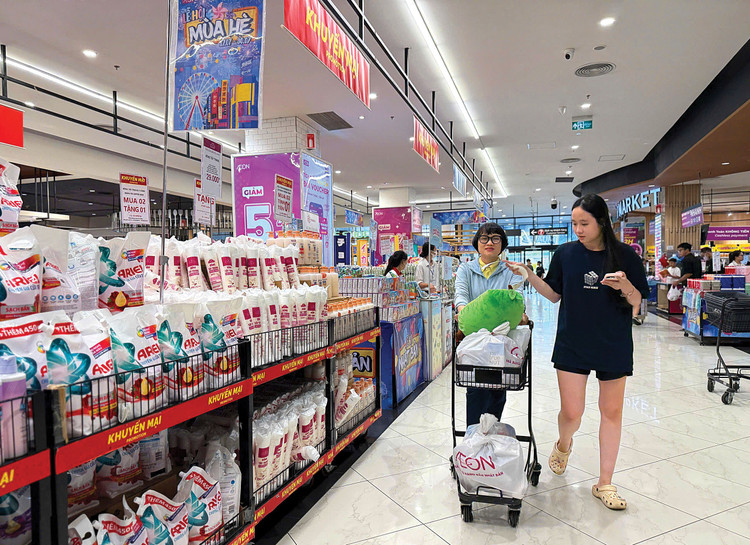 Thủ tướng chỉ đạo cần nghiên cứu cung cấp các gói tín dụng nhằm hỗ trợ sản xuất kinh doanh và tiêu dùng với quy trình, điều kiện vay thuận lợi. Ảnh: Song Lê