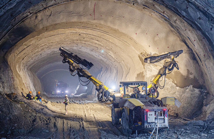 Nhiều nhà thầu sẵn sàng đầu tư phát triển khoa học công nghệ, đầu tư thiết bị, máy móc và mạnh dạn áp dụng sáng kiến thi công để đẩy nhanh tiến độ triển khai các công trình hạ tầng trọng điểm. Ảnh: Tiên Phong