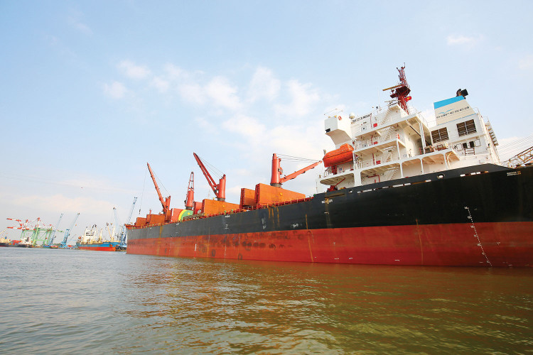 Doanh nghiệp kinh doanh vận tải biển quốc tế phải có bảo lãnh theo quy định của pháp luật tối thiểu là 5 tỷ đồng hoặc mua bảo hiểm để bảo đảm nghĩa vụ của chủ tàu đối với thuyền viên. Ảnh: Lê Tiên