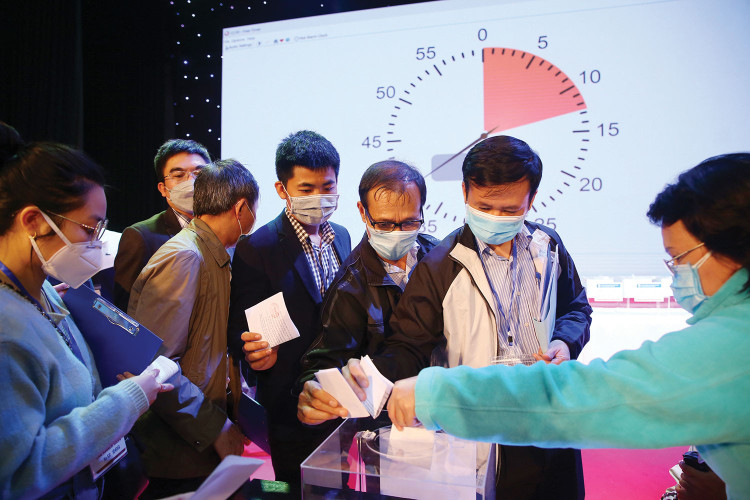 Một số ý kiến băn khoăn việc nâng tỷ lệ đặt cọc từ tối đa 20% lên mức tối thiểu 20% và tối đa 50% giá khởi điểm có thể làm giảm tính cạnh tranh. Minh họa: Nhã Chi