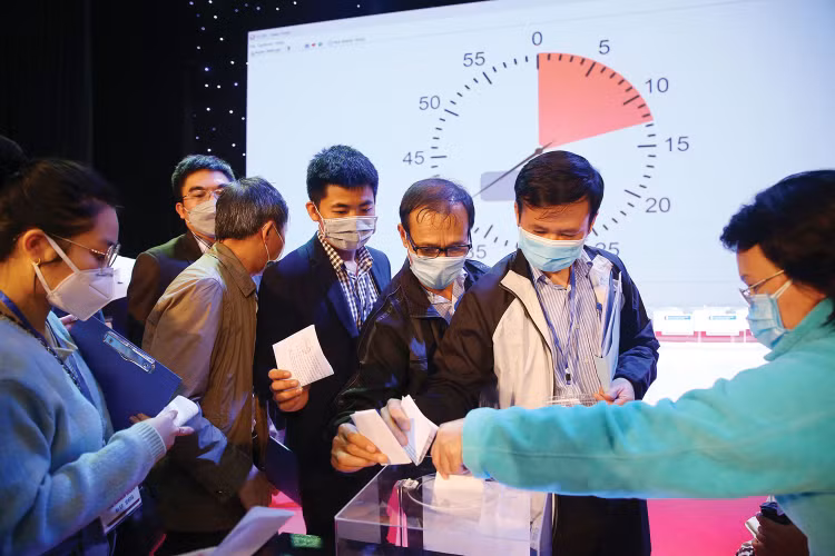 Một số ý kiến băn khoăn việc nâng tỷ lệ đặt cọc từ tối đa 20% lên mức tối thiểu 20% và tối đa 50% giá khởi điểm có thể làm giảm tính cạnh tranh. Minh họa: Nhã Chi