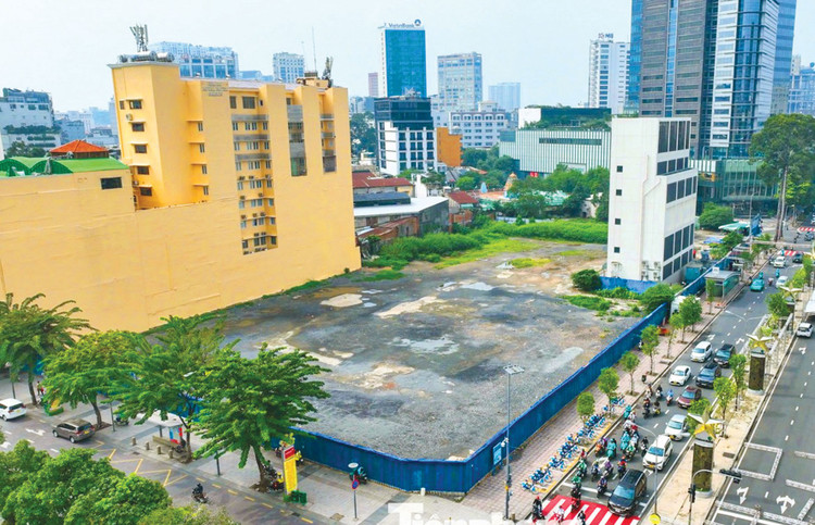Một số dự án “đất vàng” có nguồn gốc đất công tại khu trung tâm TP.HCM bị ách tắc nhiều năm qua do vướng pháp lý. Ảnh: Duy Anh