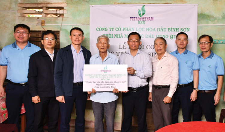 Đại diện Công ty CP Lọc hóa dầu Bình Sơn trao tiền hỗ trợ gia đình ông Huỳnh Kiễn (tại xã Vệ Giang, tỉnh Quảng Ngãi) sửa nhà