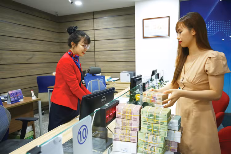 Thanh khoản của hệ thống ngân hàng tiếp tục chịu sức ép khi tăng trưởng tín dụng vượt huy động vốn, khiến mặt bằng lãi suất duy trì ở mức cao. Ảnh: Song Lê