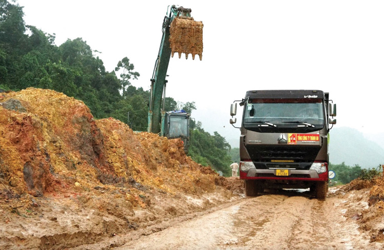 Đợt mưa lũ kéo dài cuối tháng 10/2025 khiến nhiều đoạn trên cao tốc La Sơn - Hòa Liên hư hại nặng do sạt lở. Ảnh: Đoàn Cường