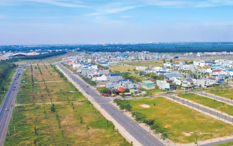 Pháp luật về đất đai hiện hành chỉ có quy định về chính sách tạm cư đối với trường hợp bố trí tái định cư tại chỗ khi thực hiện dự án đầu tư xây dựng khu đô thị. Ảnh: Phú An