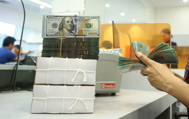 Tỷ giá có xu hướng tăng do căng thẳng quân sự leo thang tại khu vực Trung Đông. Ảnh: Nhã Chi