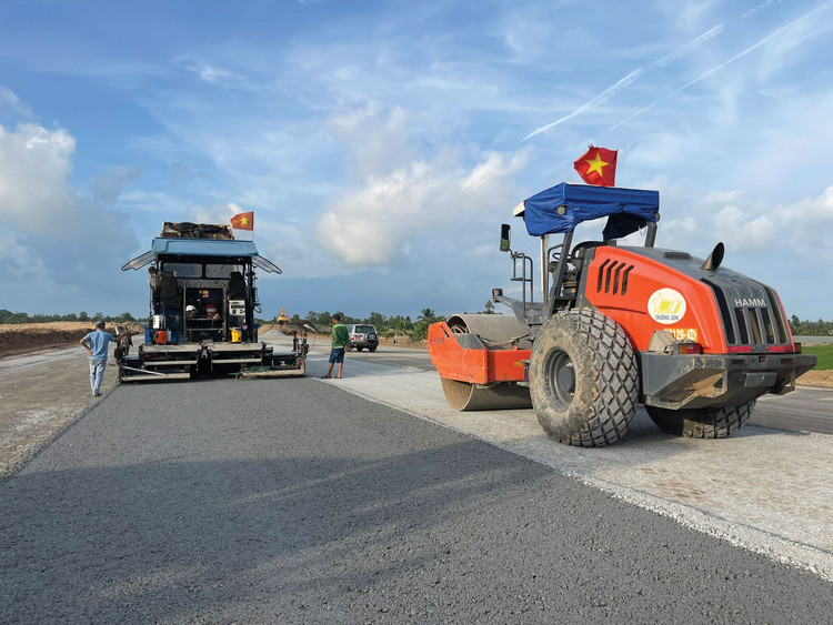 Tổng công ty Xây dựng Trường Sơn dự kiến hoàn thành khối lượng thực hiện tại Dự án cao tốc Cần Thơ - Cà Mau trước ngày 15/11/2025. Ảnh: Ngọc Tuấn