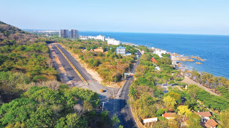 Ước thanh toán vốn đầu tư công từ đầu năm đến ngày 30/6/2025 là 268.133,854 tỷ đồng, đạt 32,46% kế hoạch Thủ tướng Chính phủ giao. Ảnh: Lê Tiên