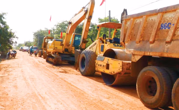 Gói thầu số 11 Thi công hạng mục cầu Thác Mai và các tuyến nhánh thuộc Dự án Đường cứu hộ, cứu nạn khẩn cấp dọc sông La Ngà phải đánh giá lại HSDT, Công ty TNHH Xây dựng Hòa Bình trúng thầu. Ảnh: Bảo Linh