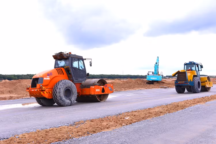 Tại một số gói thầu, hồ sơ mời thầu yêu cầu đồng thời nhiều loại giấy tờ có giá trị tương đương để chứng minh khả năng huy động thiết bị. Ảnh: Huyền Diệu