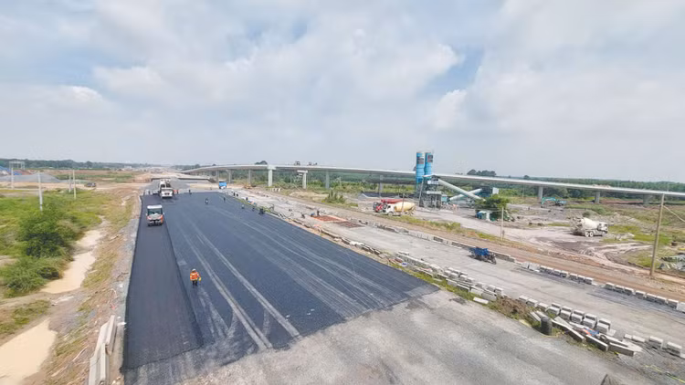Tính đến hết ngày 6/11, tổng vốn đầu tư công năm 2025 đã giải ngân là 495.460 tỷ đồng, đạt 54,9% kế hoạch Thủ tướng Chính phủ giao. Ảnh: Ngọc Tuấn