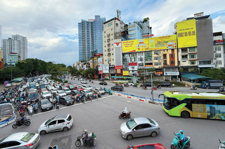 Chính phủ đặt mục tiêu đến năm 2030, 100% phương tiện giao thông công cộng tại Hà Nội và TP.HCM sử dụng năng lượng sạch, năng lượng xanh. Ảnh: Nhã Chi