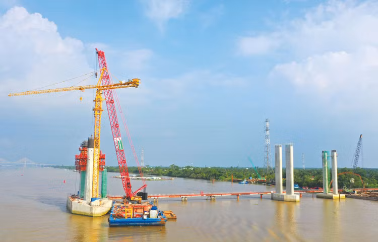 Biến động giá nhiên liệu, vật liệu xây dựng thời gian qua có tác động rất lớn đến chi phí đầu tư xây dựng, nhất là nhóm công trình giao thông. Ảnh: Lê Tiên