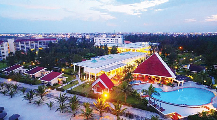 Sandy Beach Resort sở hữu vị trị đắc địa tại mặt tiền đường Trường Sa, tuyến đường ven biển của TP. Đà Nẵng. Ảnh: Công Thành
