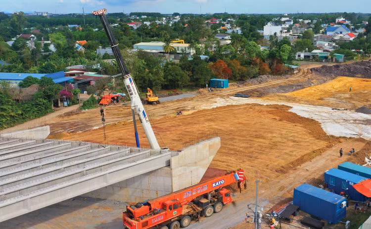 Nhiều nhà thầu đã đầu tư đổi mới công nghệ theo hướng sử dụng thiết bị tiết kiệm nhiên liệu, từng bước chuyển sang máy móc sử dụng điện hoặc năng lượng sạch. Ảnh: Song Lê