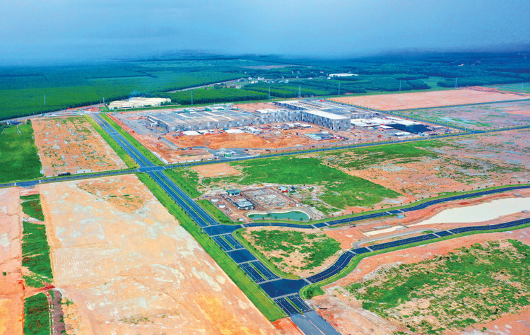 Luật Đầu tư được sửa đổi theo hướng tăng cường phân cấp thẩm quyền chấp thuận chủ trương đầu tư để tiết kiệm thời gian thực hiện dự án đầu tư kinh doanh. Ảnh: Gia Khoa