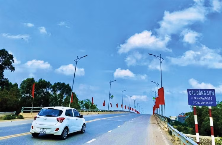 Công trình cầu Đồng Sơn và đường lên cầu đã được đưa vào sử dụng từ năm 2018. Ảnh: Tuệ Lâm