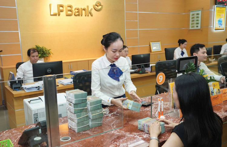 Việc bỏ “room” tín dụng được xem là một bước đi phù hợp để tăng cường tính thị trường, thúc đẩy cạnh tranh lành mạnh trong hệ thống ngân hàng. Ảnh: Chu Thắng