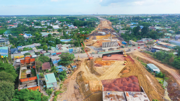 Nhiều nhà thầu tranh thủ thời tiết thuận lợi để tăng tốc thi công, bù tiến độ bị ảnh hưởng bởi thời tiết mưa lũ trong thời gian qua. Ảnh: Lê Tiên