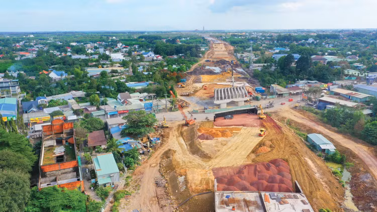 Nhiều nhà thầu tranh thủ thời tiết thuận lợi để tăng tốc thi công, bù tiến độ bị ảnh hưởng bởi thời tiết mưa lũ trong thời gian qua. Ảnh: Lê Tiên