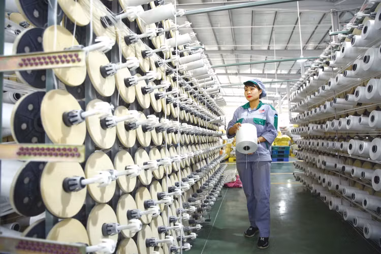 Để đạt mức tăng trưởng 8,3 - 8,5% năm 2025, cần huy động vốn đầu tư thực hiện toàn xã hội 6 tháng cuối năm phải khoảng 111 tỷ USD, trong đó đầu tư tư nhân khoảng 60 tỷ USD. Ảnh: Lê Tiên