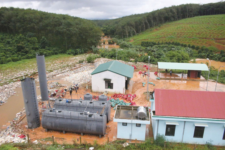 Khu liên hiệp xử lý rác thải rắn liên hợp Ngọc Hồi bị vỡ bờ hố chôn lấp rác, gây tràn rác thải ra ngoài, ảnh hưởng nghiêm trọng đến người dân xung quanh. Ảnh: Hà Minh