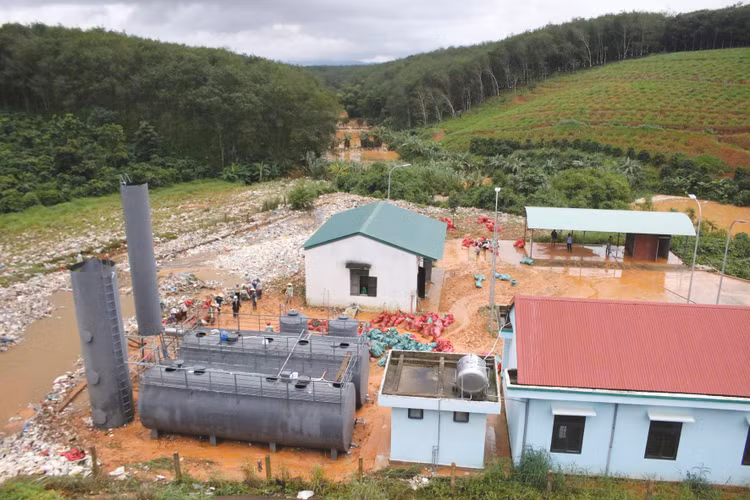 Khu liên hiệp xử lý rác thải rắn liên hợp Ngọc Hồi bị vỡ bờ hố chôn lấp rác, gây tràn rác thải ra ngoài, ảnh hưởng nghiêm trọng đến người dân xung quanh. Ảnh: Hà Minh