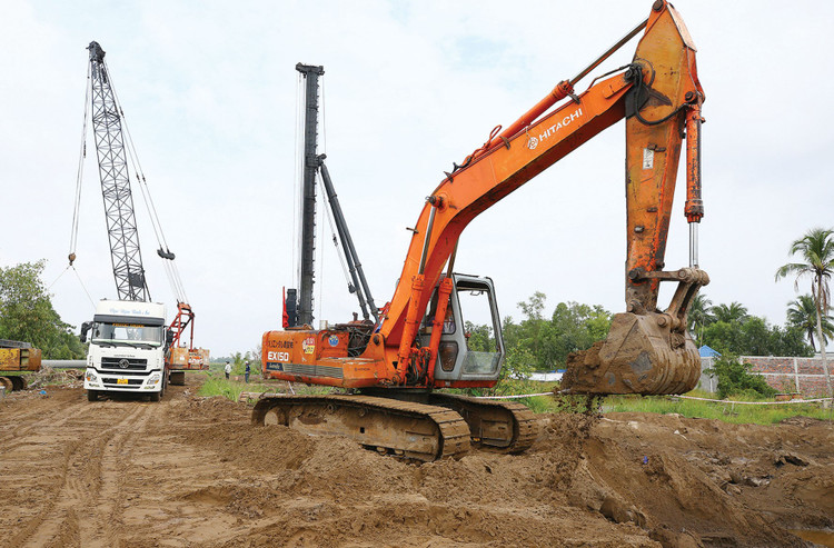 Chi phí đầu vào của nhà thầu tăng đáng kể tại các công trình hạ tầng sử dụng lượng lớn máy móc chạy dầu diesel. Ảnh: Thu Huyền
