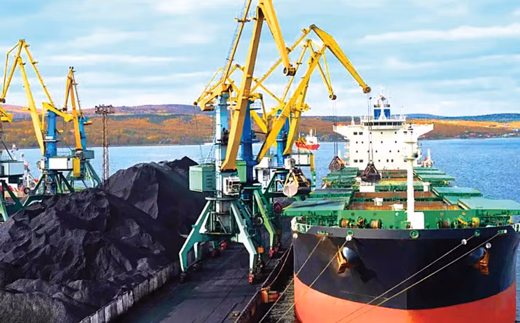 Căng thẳng tại Trung Đông có thể tác động đến chi phí nhập khẩu than pha trộn, vật tư thiết bị, đồng thời ảnh hưởng đến chi phí vận chuyển và giá thành sản phẩm than. Ảnh minh họa: VS st