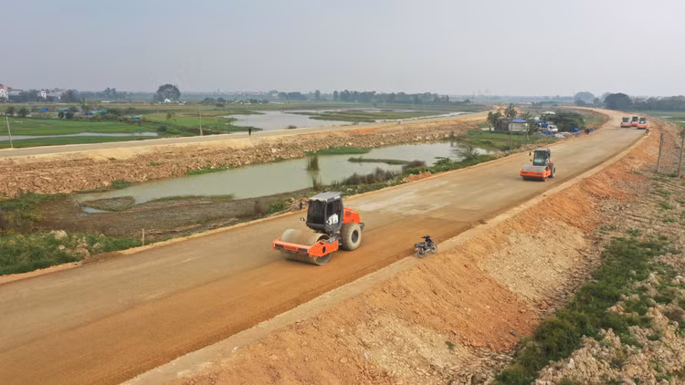 Giá vật liệu xây dựng cơ bản và nhiên liệu tăng cao khiến nhà thầu gặp nhiều khó khăn khi thực hiện hợp đồng xây lắp. Ảnh: Lê Tiên