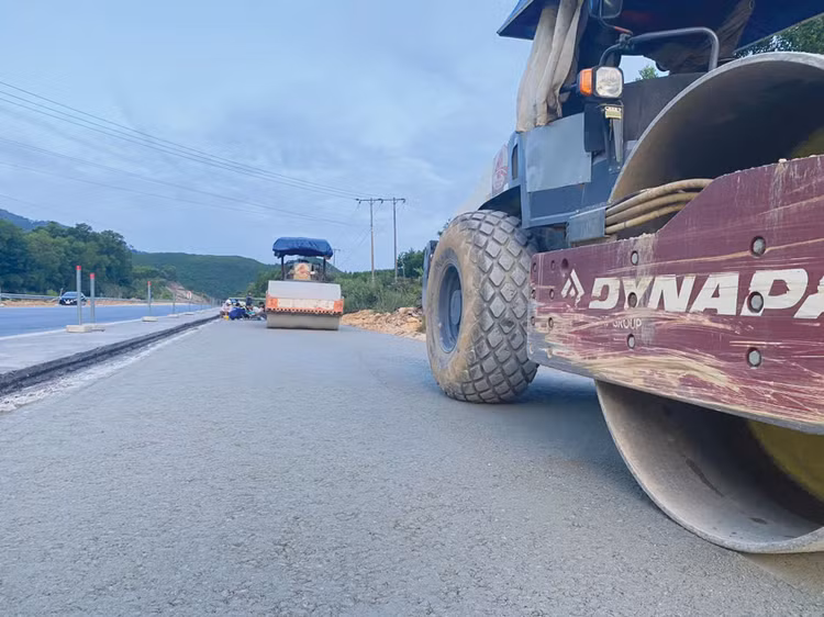 Dự án Đầu tư mở rộng cao tốc Bắc - Nam phía Đông đoạn La Sơn - Hòa Liên đạt hơn 80% khối lượng. Ảnh: Thành Lân